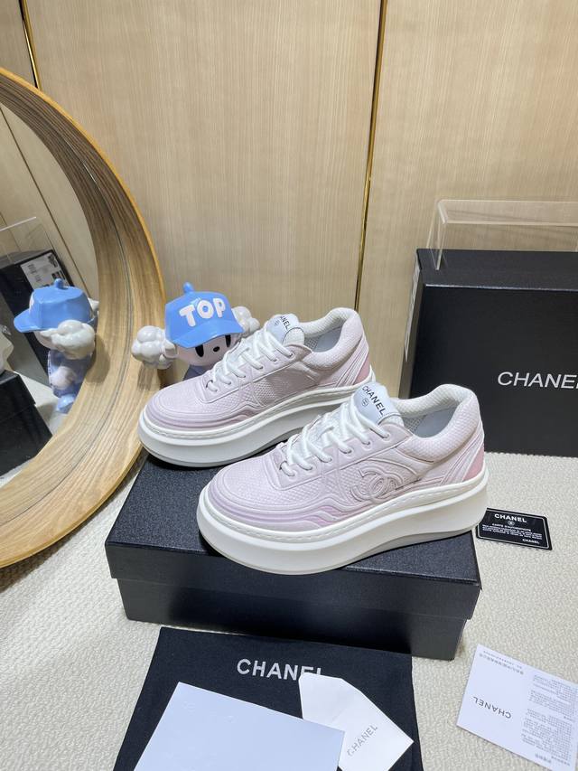 出厂价Pp： Chanel香奈儿老爹鞋，2025专柜顶级休闲款运动鞋 这款经典设计；鞋面多种工艺电绣的风格；大底却时尚运动；不平凡的拥入了多种配色元素 多元化混
