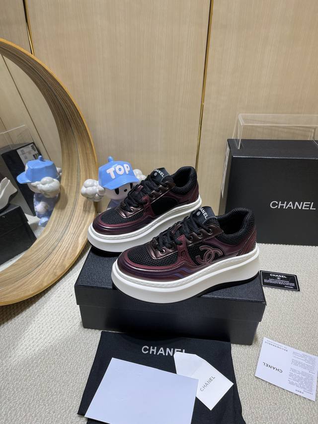 出厂价Pp： Chanel香奈儿老爹鞋，2025专柜顶级休闲款运动鞋 这款经典设计；鞋面多种工艺电绣的风格；大底却时尚运动；不平凡的拥入了多种配色元素 多元化混