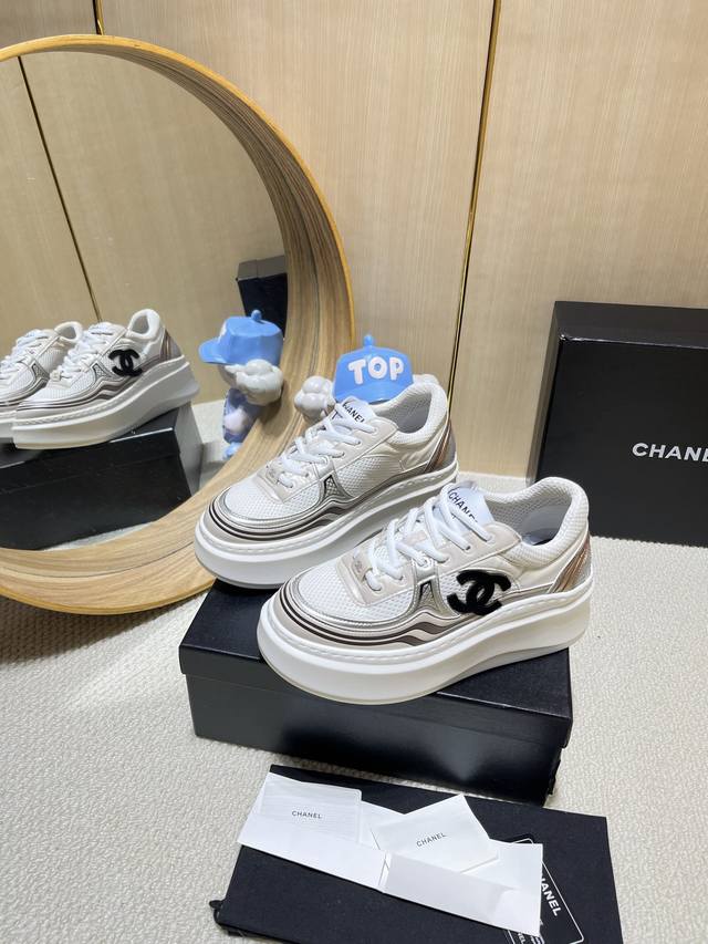 出厂价Pp： Chanel香奈儿老爹鞋，2025专柜顶级休闲款运动鞋 这款经典设计；鞋面多种工艺电绣的风格；大底却时尚运动；不平凡的拥入了多种配色元素 多元化混