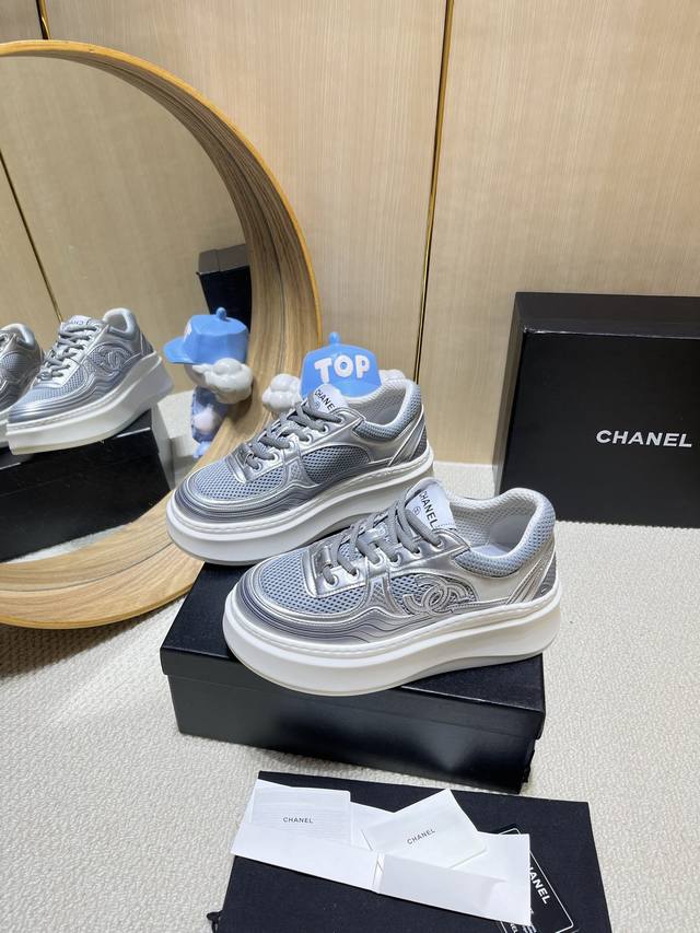 出厂价Pp： Chanel香奈儿老爹鞋，2025专柜顶级休闲款运动鞋 这款经典设计；鞋面多种工艺电绣的风格；大底却时尚运动；不平凡的拥入了多种配色元素 多元化混
