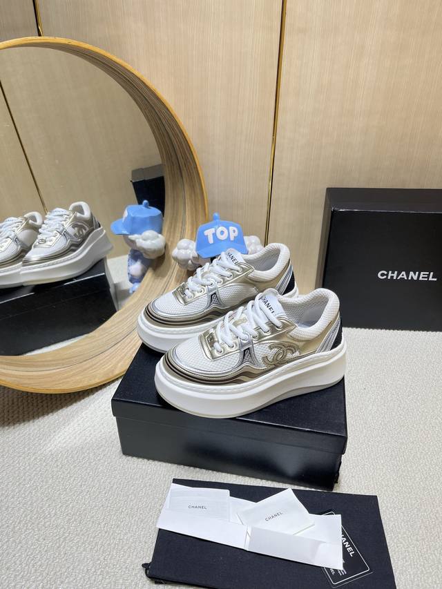 出厂价Pp： Chanel香奈儿老爹鞋，2025专柜顶级休闲款运动鞋 这款经典设计；鞋面多种工艺电绣的风格；大底却时尚运动；不平凡的拥入了多种配色元素 多元化混