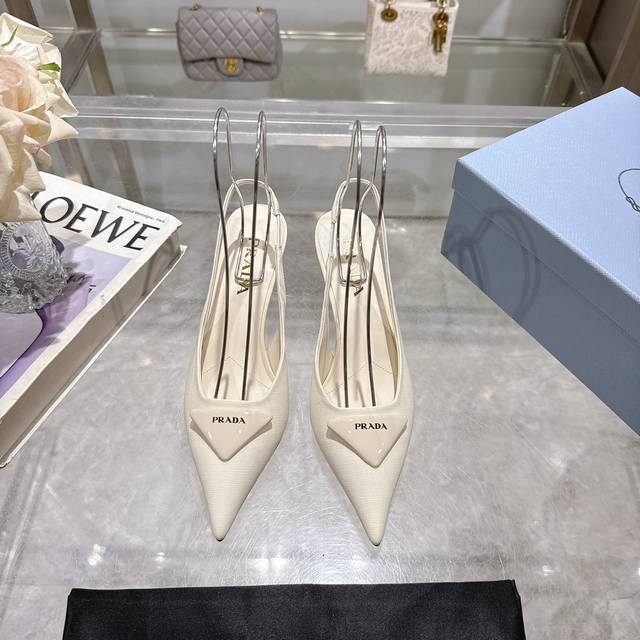 Prada 普拉达 25 出厂价P 专柜走秀款尖头凉鞋 三角扣标 高跟 早春走秀款！ 鞋面：高定制开边珠面料 内里：进口水染羊皮 大底：原版意大利真皮大底 跟高