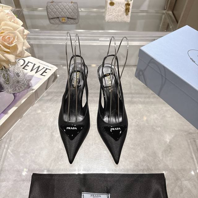 Prada 普拉达 25 出厂价P 专柜走秀款尖头凉鞋 三角扣标 高跟 早春走秀款！ 鞋面：高定制开边珠面料 内里：进口水染羊皮 大底：原版意大利真皮大底 跟高