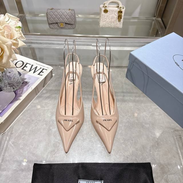 Prada 普拉达 25 出厂价P 专柜走秀款尖头凉鞋 三角扣标 高跟 早春走秀款！ 鞋面：高定制开边珠面料 内里：进口水染羊皮 大底：原版意大利真皮大底 跟高