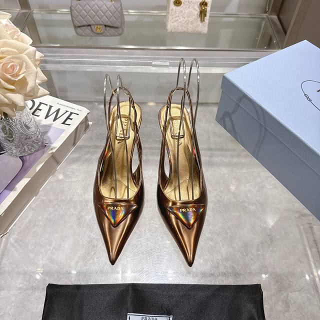 Prada 普拉达 25 出厂价P 专柜走秀款尖头凉鞋 三角扣标 高跟 早春走秀款！ 鞋面：高定制开边珠面料 内里：进口水染羊皮 大底：原版意大利真皮大底 跟高