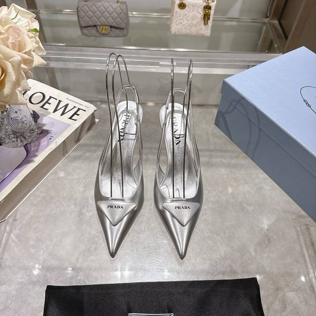 Prada 普拉达 25 出厂价P 专柜走秀款尖头凉鞋 三角扣标 高跟 早春走秀款！ 鞋面：高定制开边珠面料 内里：进口水染羊皮 大底：原版意大利真皮大底 跟高