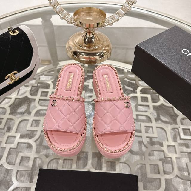 小香 25 2025 春夏新品 专柜经典款 小香双C菱格链条拖鞋系列上新 Bs时尚圈的绝绝子 搭配将演绎着细致 极简 永不褪去的经典元素 展现与众不同的穿搭风格