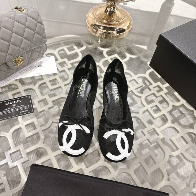 代购级品质 Chanel小香25 A夏季新款蝴蝶结单鞋 这双 跳舞鞋 真的美到窒息！牛皮面料+精致电绣，每一个细节都散发着高级感～经典蝴蝶结设计，意大利真皮底，