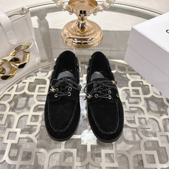 Celine 赛琳 顶级版本 专柜2025早秋新款Celine 豆豆鞋系列 爆款单鞋，上脚很美，购入正品原版Build。 正品级顶级货版本！ 鞋面：进口磨砂皮