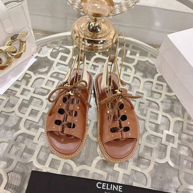 Celine赛琳2025春夏最新款凯旋门五金扣松糕厚底系带时髦罗马凉鞋 夏天搭配袜子 简直绝绝子了原版购入开发 依旧最高输出还原原版！ 鞋面：进口磨砂皮 内里：