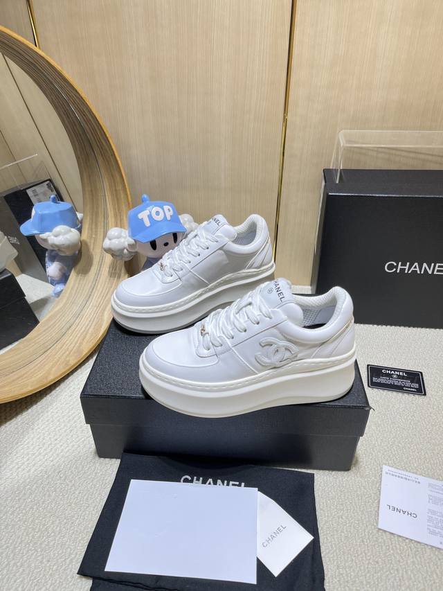 出厂价Pp： Chanel香奈儿老爹鞋，2025专柜顶级休闲款运动鞋 这款经典设计；鞋面多种工艺电绣的风格；大底却时尚运动；不平凡的拥入了多种配色元素 多元化混