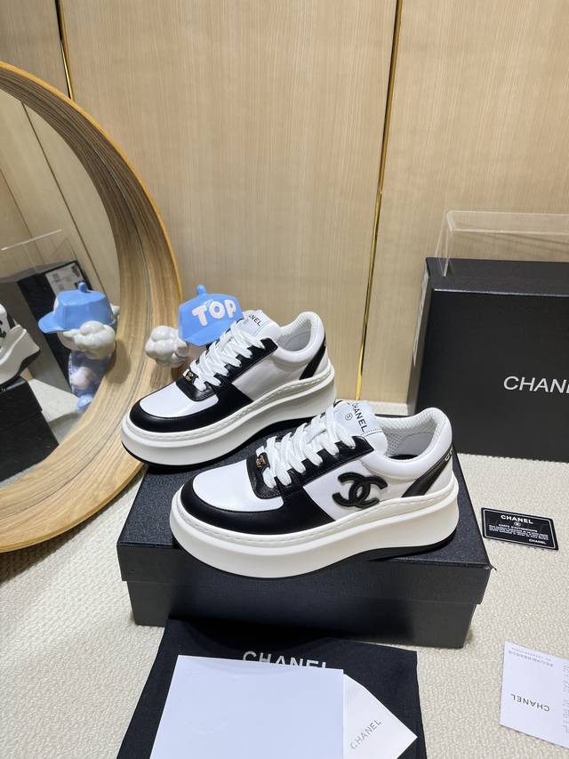 出厂价Pp： Chanel香奈儿老爹鞋，2025专柜顶级休闲款运动鞋 这款经典设计；鞋面多种工艺电绣的风格；大底却时尚运动；不平凡的拥入了多种配色元素 多元化混