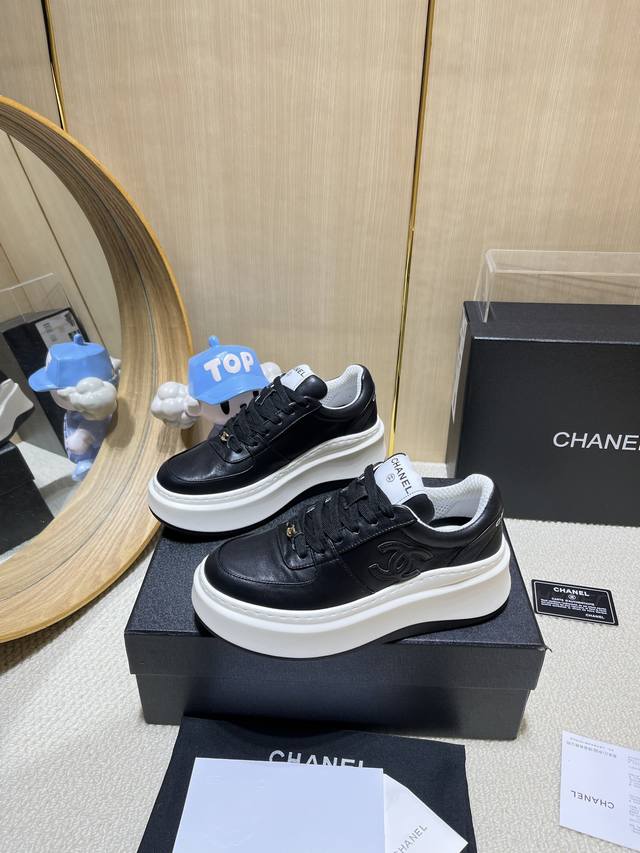 出厂价Pp： Chanel香奈儿老爹鞋，2025专柜顶级休闲款运动鞋 这款经典设计；鞋面多种工艺电绣的风格；大底却时尚运动；不平凡的拥入了多种配色元素 多元化混