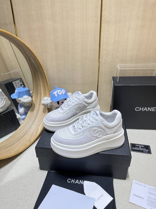 出厂价Pp： Chanel香奈儿老爹鞋，2025专柜顶级休闲款运动鞋 这款经典设计；鞋面多种工艺电绣的风格；大底却时尚运动；不平凡的拥入了多种配色元素 多元化混