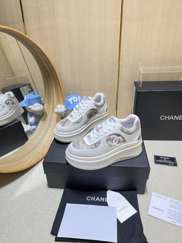 出厂价Pp： Chanel香奈儿老爹鞋，2025专柜顶级休闲款运动鞋 这款经典设计；鞋面多种工艺电绣的风格；大底却时尚运动；不平凡的拥入了多种配色元素 多元化混