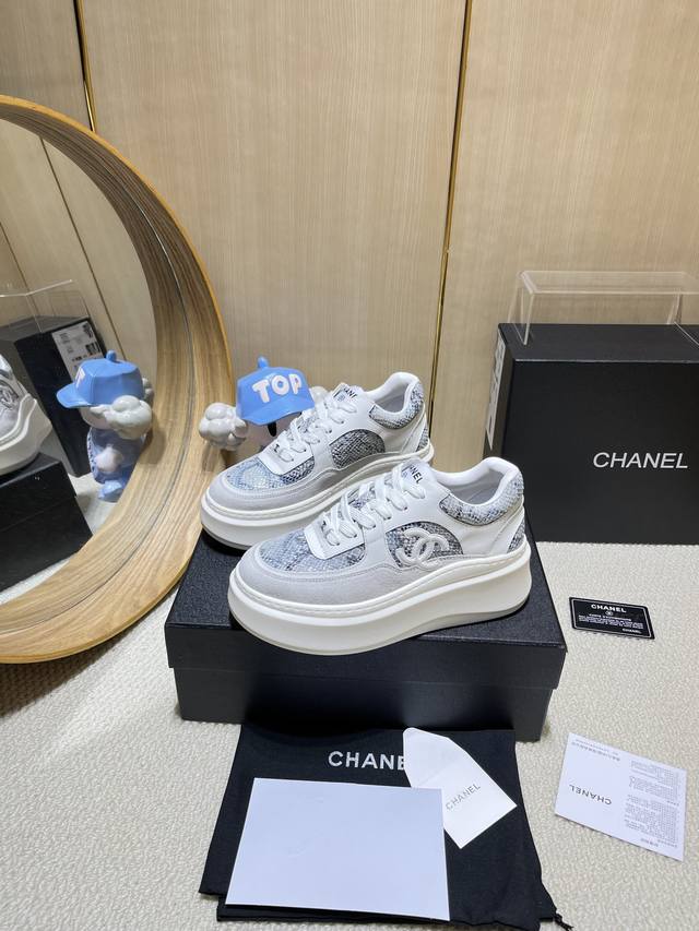 出厂价Pp： Chanel香奈儿老爹鞋，2025专柜顶级休闲款运动鞋 这款经典设计；鞋面多种工艺电绣的风格；大底却时尚运动；不平凡的拥入了多种配色元素 多元化混