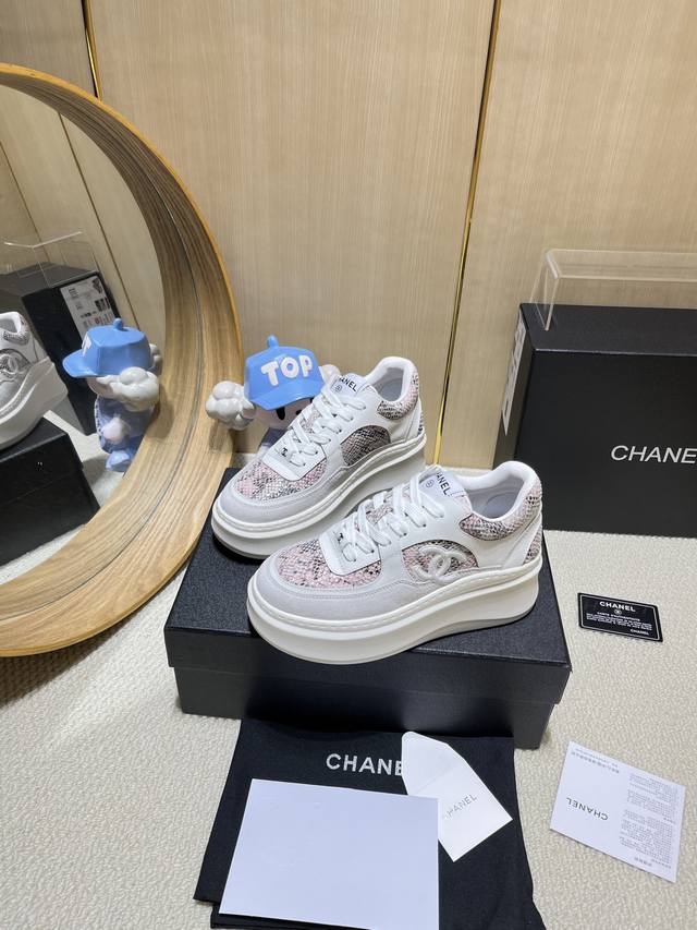 出厂价Pp： Chanel香奈儿老爹鞋，2025专柜顶级休闲款运动鞋 这款经典设计；鞋面多种工艺电绣的风格；大底却时尚运动；不平凡的拥入了多种配色元素 多元化混