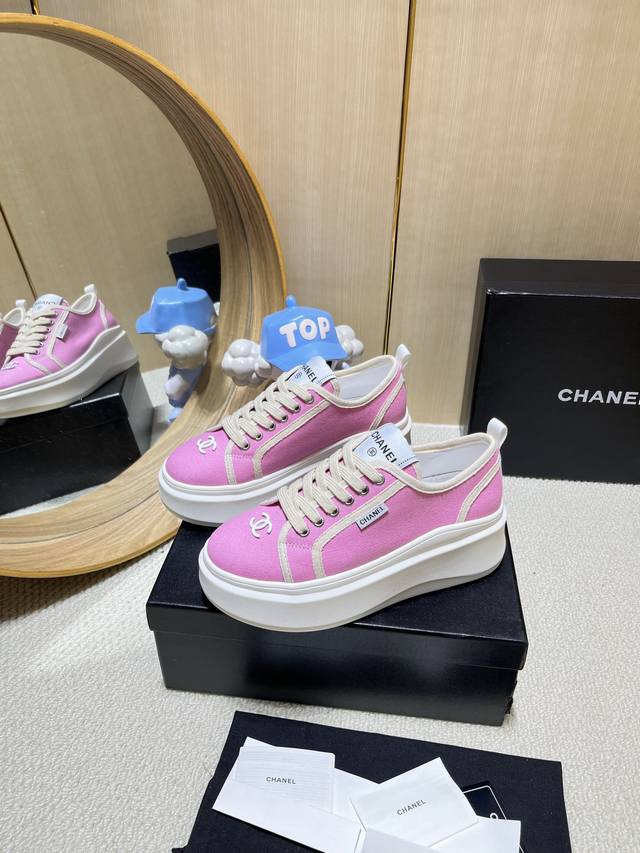出厂价Pp： Chanel香奈儿老爹鞋，2025专柜顶级休闲款运动鞋 这款经典设计；鞋面多种工艺电绣的风格；大底却时尚运动；不平凡的拥入了多种配色元素 多元化混
