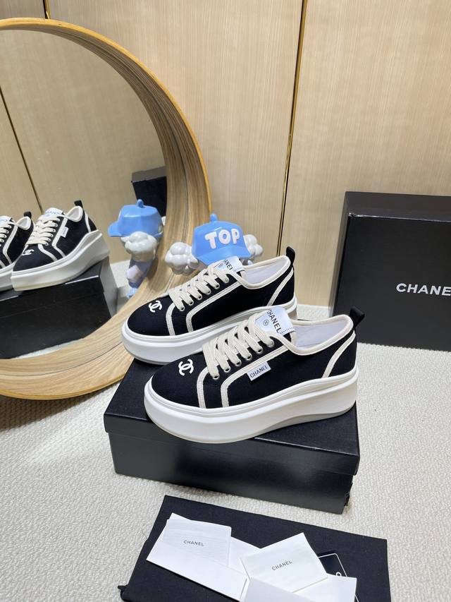 出厂价Pp： Chanel香奈儿老爹鞋，2025专柜顶级休闲款运动鞋 这款经典设计；鞋面多种工艺电绣的风格；大底却时尚运动；不平凡的拥入了多种配色元素 多元化混