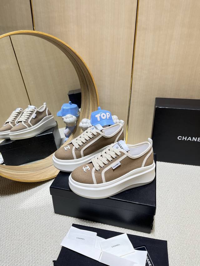 出厂价Pp： Chanel香奈儿老爹鞋，2025专柜顶级休闲款运动鞋 这款经典设计；鞋面多种工艺电绣的风格；大底却时尚运动；不平凡的拥入了多种配色元素 多元化混