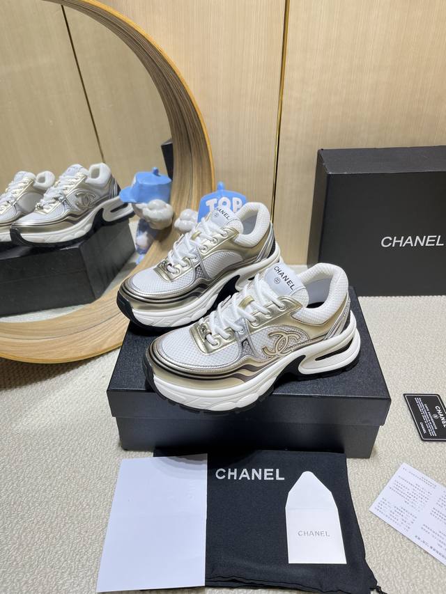出厂价Pp： Chanel香奈儿老爹鞋，2025专柜顶级休闲款运动鞋 这款经典设计；鞋面多种工艺电绣的风格；大底却时尚运动；不平凡的拥入了多种配色元素 多元化混