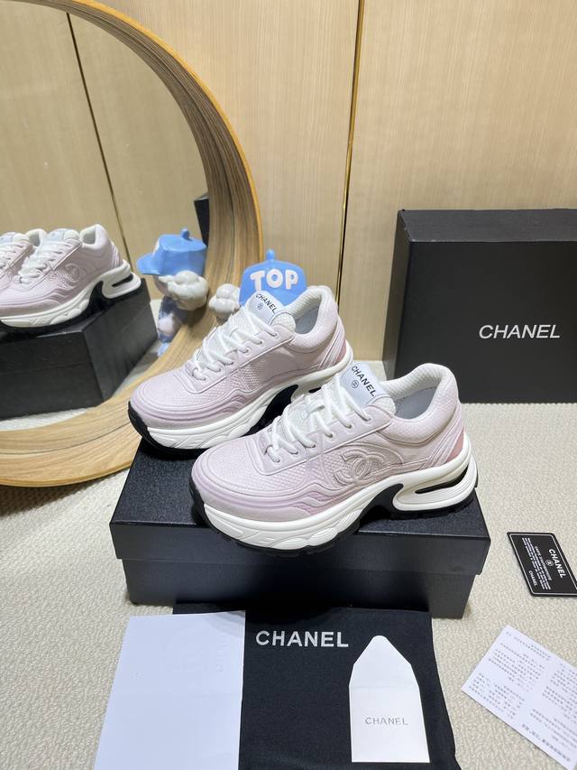 出厂价Pp： Chanel香奈儿老爹鞋，2025专柜顶级休闲款运动鞋 这款经典设计；鞋面多种工艺电绣的风格；大底却时尚运动；不平凡的拥入了多种配色元素 多元化混