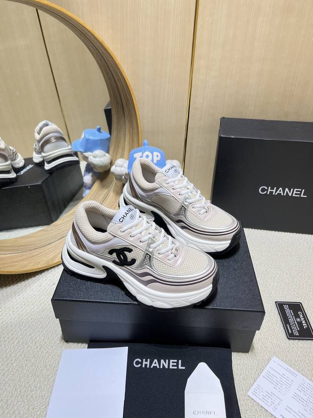 出厂价Pp： Chanel香奈儿老爹鞋，2025专柜顶级休闲款运动鞋 这款经典设计；鞋面多种工艺电绣的风格；大底却时尚运动；不平凡的拥入了多种配色元素 多元化混
