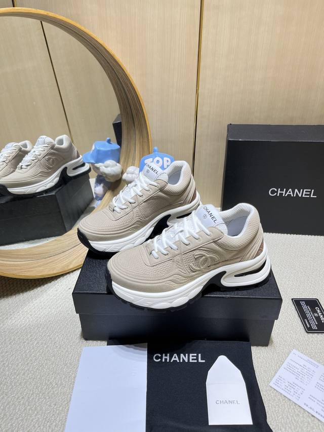 出厂价Pp： Chanel香奈儿老爹鞋，2025专柜顶级休闲款运动鞋 这款经典设计；鞋面多种工艺电绣的风格；大底却时尚运动；不平凡的拥入了多种配色元素 多元化混