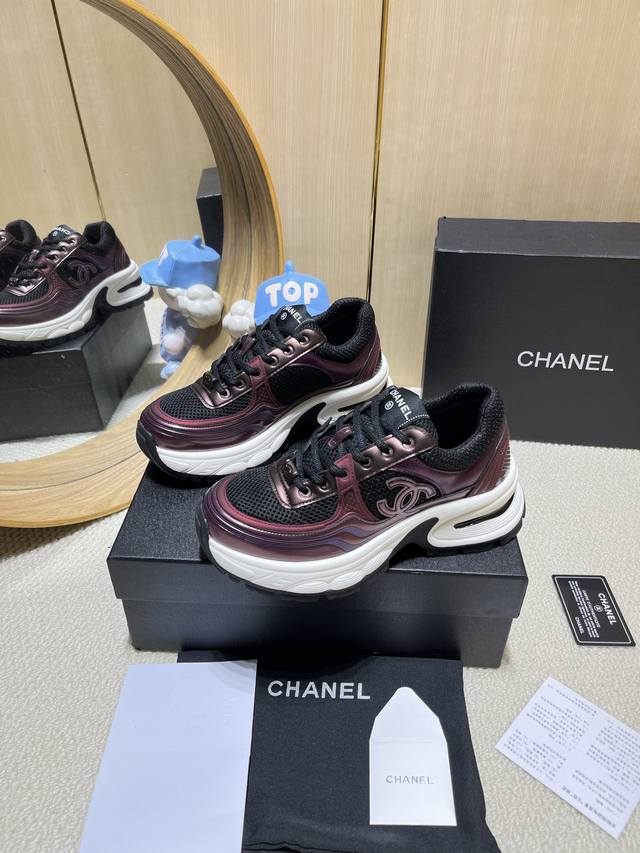 出厂价Pp： Chanel香奈儿老爹鞋，2025专柜顶级休闲款运动鞋 这款经典设计；鞋面多种工艺电绣的风格；大底却时尚运动；不平凡的拥入了多种配色元素 多元化混