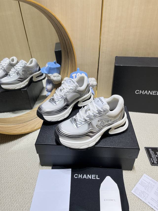 出厂价Pp： Chanel香奈儿老爹鞋，2025专柜顶级休闲款运动鞋 这款经典设计；鞋面多种工艺电绣的风格；大底却时尚运动；不平凡的拥入了多种配色元素 多元化混