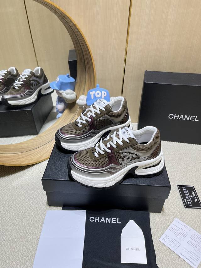 出厂价Pp： Chanel香奈儿老爹鞋，2025专柜顶级休闲款运动鞋 这款经典设计；鞋面多种工艺电绣的风格；大底却时尚运动；不平凡的拥入了多种配色元素 多元化混
