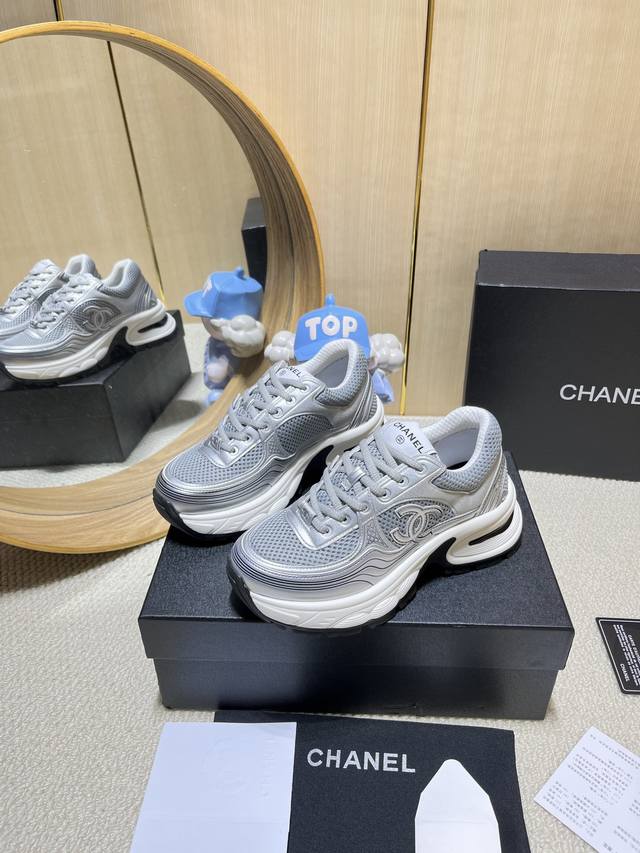 出厂价Pp： Chanel香奈儿老爹鞋，2025专柜顶级休闲款运动鞋 这款经典设计；鞋面多种工艺电绣的风格；大底却时尚运动；不平凡的拥入了多种配色元素 多元化混