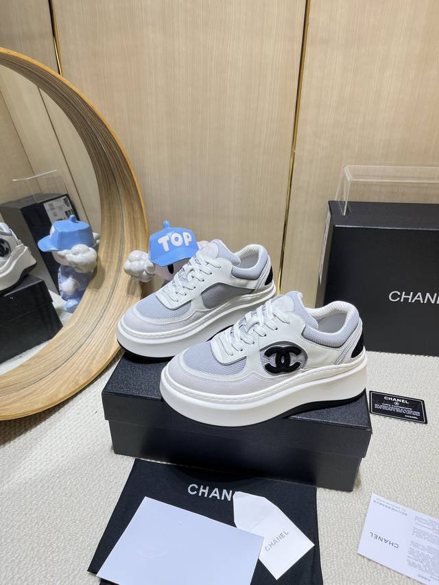 出厂价Pp： Chanel香奈儿老爹鞋，2025专柜顶级休闲款运动鞋 这款经典设计；鞋面多种工艺电绣的风格；大底却时尚运动；不平凡的拥入了多种配色元素 多元化混