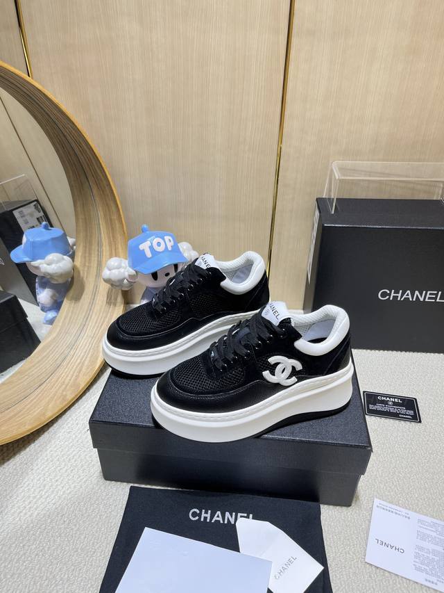 出厂价Pp： Chanel香奈儿老爹鞋，2025专柜顶级休闲款运动鞋 这款经典设计；鞋面多种工艺电绣的风格；大底却时尚运动；不平凡的拥入了多种配色元素 多元化混