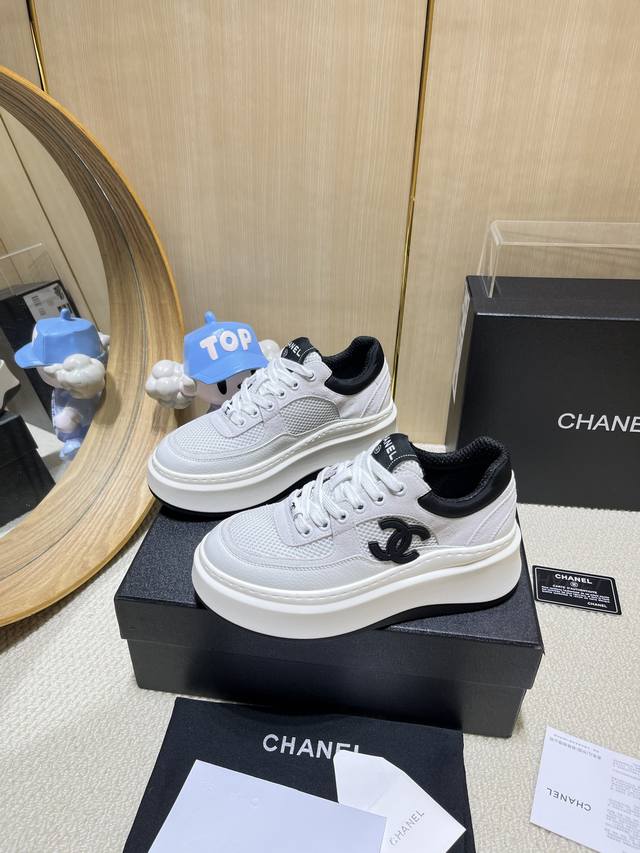 出厂价Pp： Chanel香奈儿老爹鞋，2025专柜顶级休闲款运动鞋 这款经典设计；鞋面多种工艺电绣的风格；大底却时尚运动；不平凡的拥入了多种配色元素 多元化混