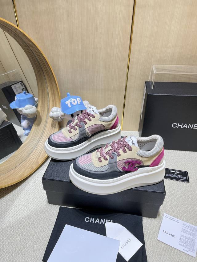 出厂价Pp： Chanel香奈儿老爹鞋，2025专柜顶级休闲款运动鞋 这款经典设计；鞋面多种工艺电绣的风格；大底却时尚运动；不平凡的拥入了多种配色元素 多元化混