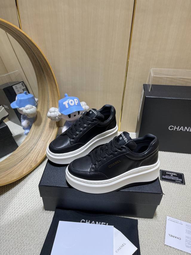 出厂价Pp： Chanel香奈儿老爹鞋，2025专柜顶级休闲款运动鞋 这款经典设计；鞋面多种工艺电绣的风格；大底却时尚运动；不平凡的拥入了多种配色元素 多元化混
