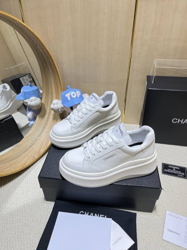 出厂价Pp： Chanel香奈儿老爹鞋，2025专柜顶级休闲款运动鞋 这款经典设计；鞋面多种工艺电绣的风格；大底却时尚运动；不平凡的拥入了多种配色元素 多元化混