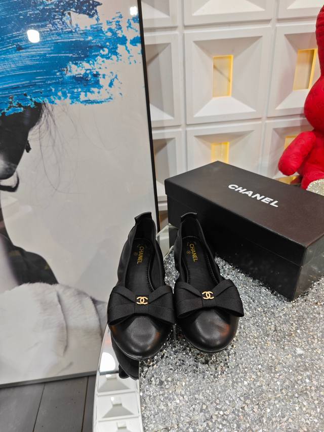 冲量价: Chanel2025新款推荐！独家现货发售“跑量爆款”实体店大力推荐....顶级材质羊皮鞋面珠光羊皮内里 结设计Chanel金属扣设计 质量美美滴 舒