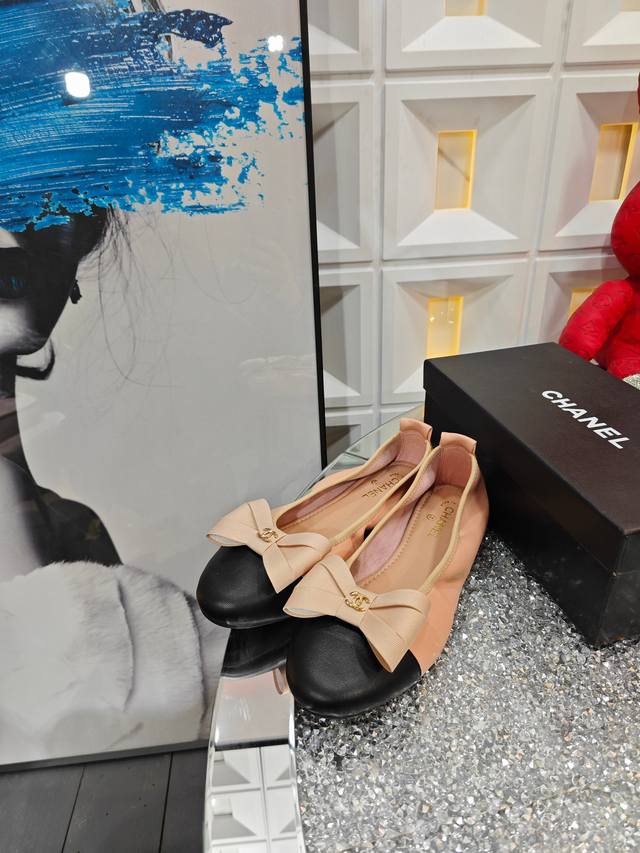 冲量价: Chanel2025新款推荐！独家现货发售“跑量爆款”实体店大力推荐....顶级材质羊皮鞋面珠光羊皮内里 结设计Chanel金属扣设计 质量美美滴 舒