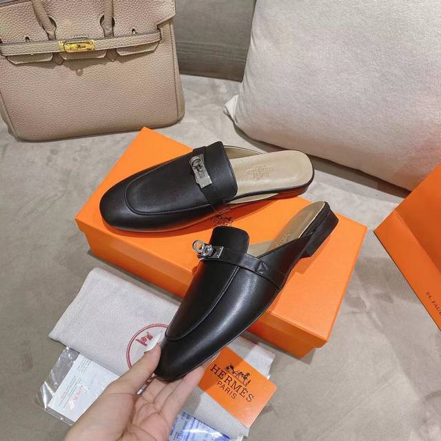 冲量价: Hermes 爱马仕 新款Kelly扣凉拖穆勒鞋女士平底包头懒人鞋半拖鞋 面料：小牛皮 内里：羊皮里 3D花布 码数：35 36 37 38 39 4
