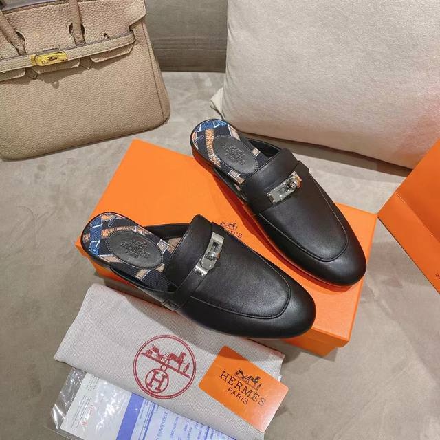 冲量价: Hermes 爱马仕 新款Kelly扣凉拖穆勒鞋女士平底包头懒人鞋半拖鞋 面料：小牛皮 内里：羊皮里 3D花布 码数：35 36 37 38 39 4