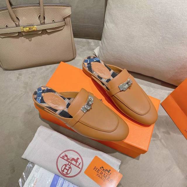 冲量价: Hermes 爱马仕 新款Kelly扣凉拖穆勒鞋女士平底包头懒人鞋半拖鞋 面料：小牛皮 内里：羊皮里 3D花布 码数：35 36 37 38 39 4