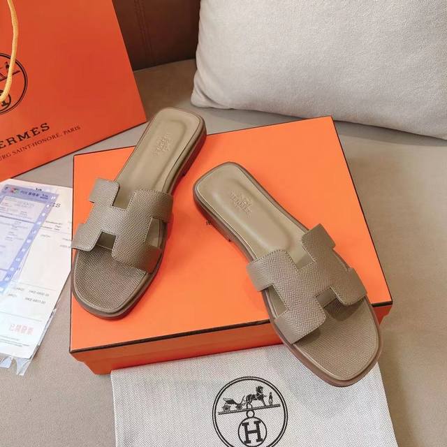 冲量价: 爱马仕拖鞋，面料进口掌纹牛皮，内里垫脚羊皮里，耐磨防滑橡胶大底。码数35―42码 34码40、41、42码不退不换 ，黑色，白色、棕色、灰色、橙