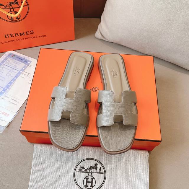 冲量价: 爱马仕拖鞋，面料进口掌纹牛皮，内里垫脚羊皮里，耐磨防滑橡胶大底。码数35―42码 34码40、41、42码不退不换 ，黑色，白色、棕色、灰色、橙