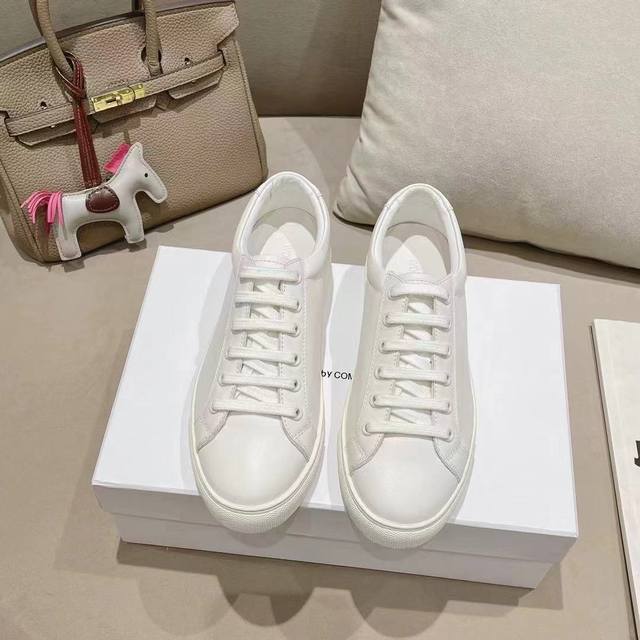 冲量价: Common Projects 明星杨幂、刘雯经典同款小白鞋 面料：进口小牛皮 内里：牛皮里 垫脚：牛皮里 大底：橡胶 颜色'：白色 码数：35-40