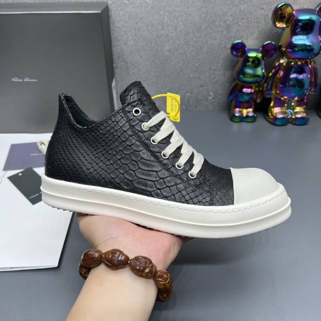 冲量价: 大底正确字母瑞克-欧文斯 Rick Owens 时尚休闲板鞋！官网热门单品 原版高端定制 ！市场最高版本极简主义的色彩运用与用心剪裁经典百搭首选！高品