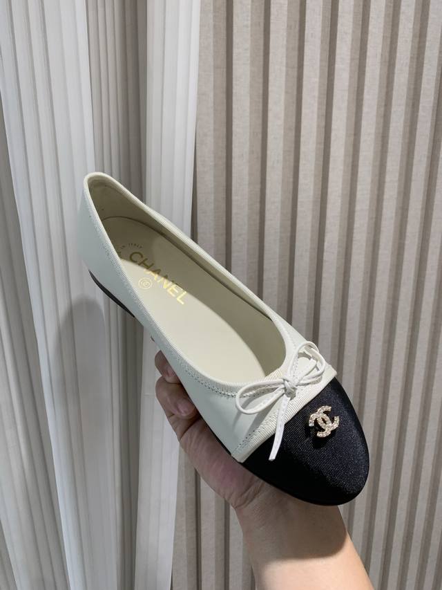 冲量价: Chan*L经典Slingback小香芭蕾舞鞋 就像Coco香奈儿女士说的：流行稍纵即逝，但风格永存！这双后空鞋就是香家经典中的经典！双色搭配，简约精