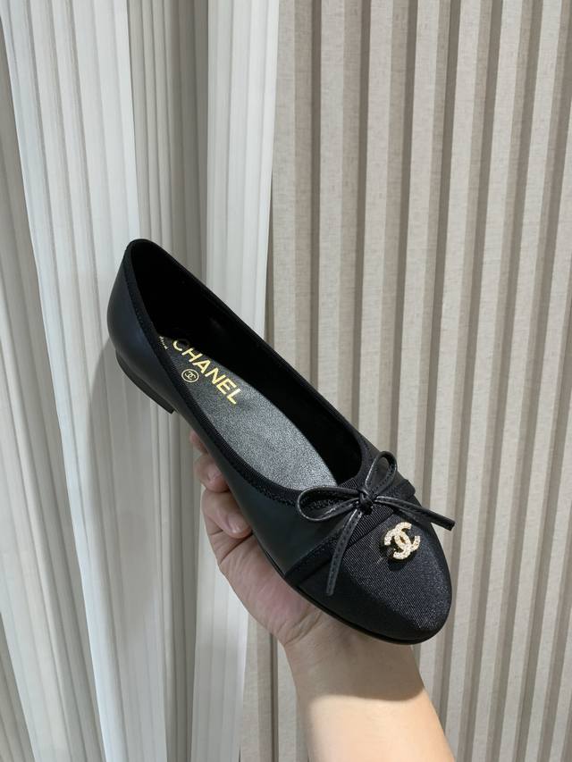 冲量价: Chan*L经典Slingback小香芭蕾舞鞋 就像Coco香奈儿女士说的：流行稍纵即逝，但风格永存！这双后空鞋就是香家经典中的经典！双色搭配，简约精