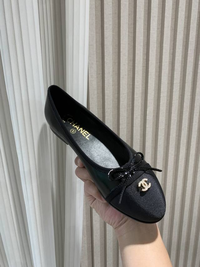 冲量价: Chan*L经典Slingback小香芭蕾舞鞋 就像Coco香奈儿女士说的：流行稍纵即逝，但风格永存！这双后空鞋就是香家经典中的经典！双色搭配，简约精